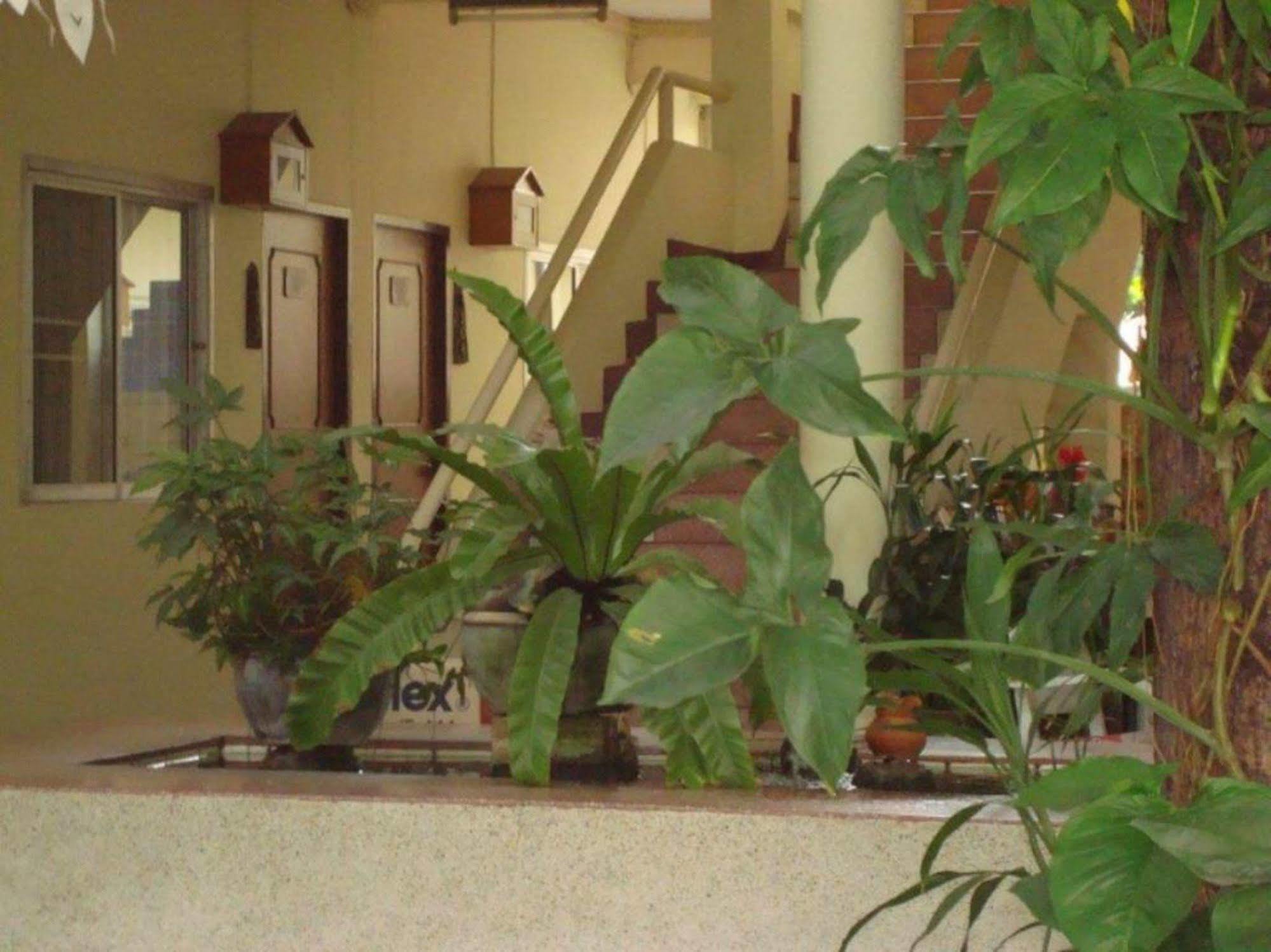 Safe House Court Hotel Chiang Mai Exterior foto